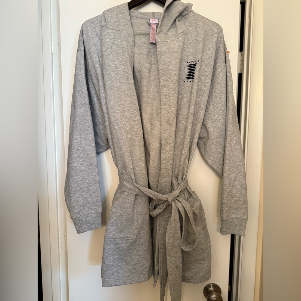 Savage X Fenty Forever Savage Showgirl Short Robe w/hood Platinum (Grey) XL/1X